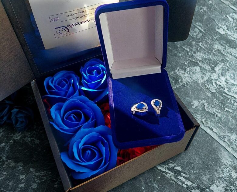 Sudraba auskari ar safīriem un cirkoniem dāvanu komplektā